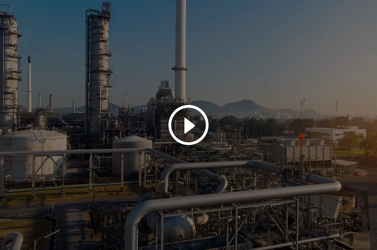 Vista aérea frontal de una planta industrial moderna. Caproin S.A.: Aliado estratégico para la eficiencia industrial.