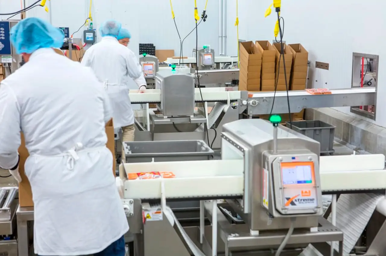 Detectores de metales Eriez Xtreme en una línea de empaque industrial, validación de inocuidad alimentaria en el punto crítico de control. (Imagen cortesía de Eriez.)