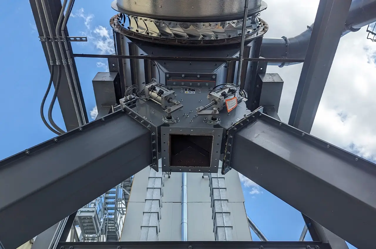 Válvula desviadora de tres vías Titan de Vortex instalada en una línea de flujo por gravedad para el manejo de materiales secos abrasivos.